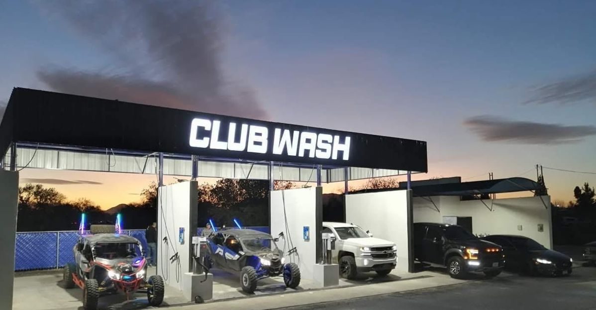 Fachada y anuncio luminoso corporativo Club Wash fabricado e instalado por Grupo VYN Servicios