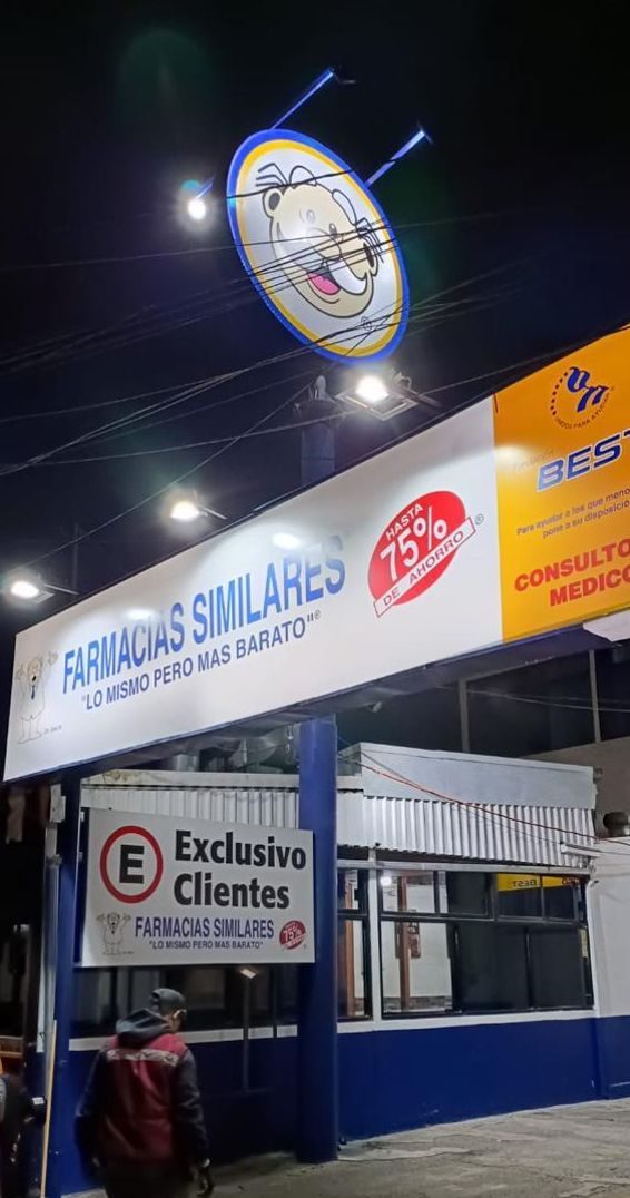 Fachada luminosa completa de sucursal Farmacias Similares renovada por Grupo VYN Servicios