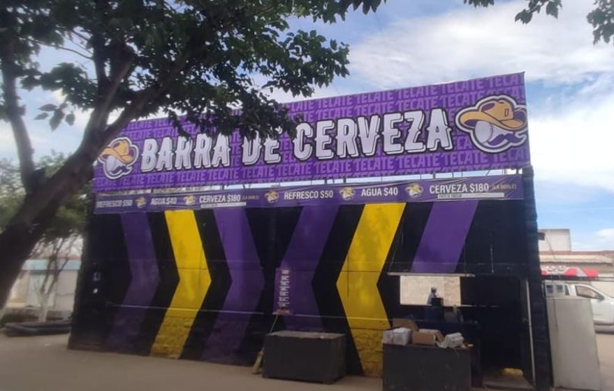 Detalle de rotulación de gran formato en zona de gradas