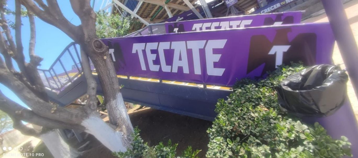 Escaleras y barandales rotulados con gráficos de marca Tecate