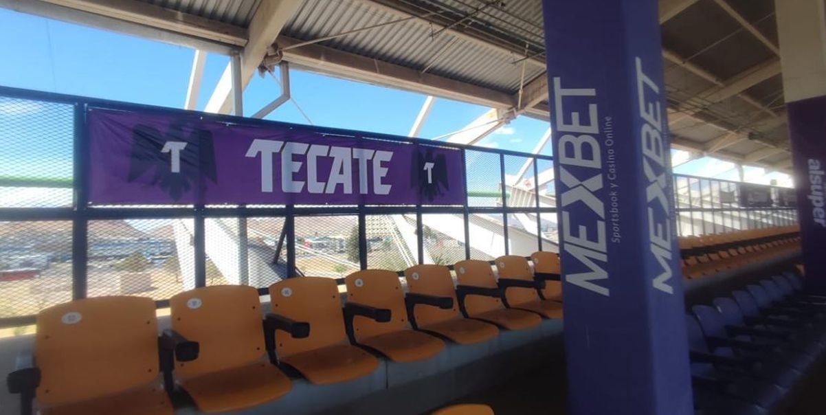 Acceso principal del estadio con imagen corporativa Tecate