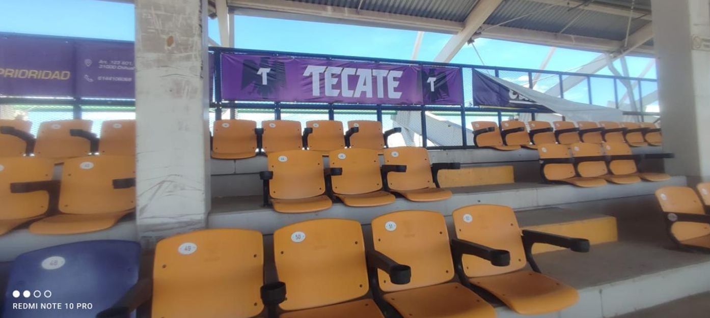 Muro de gran formato rotulado en área comercial del estadio