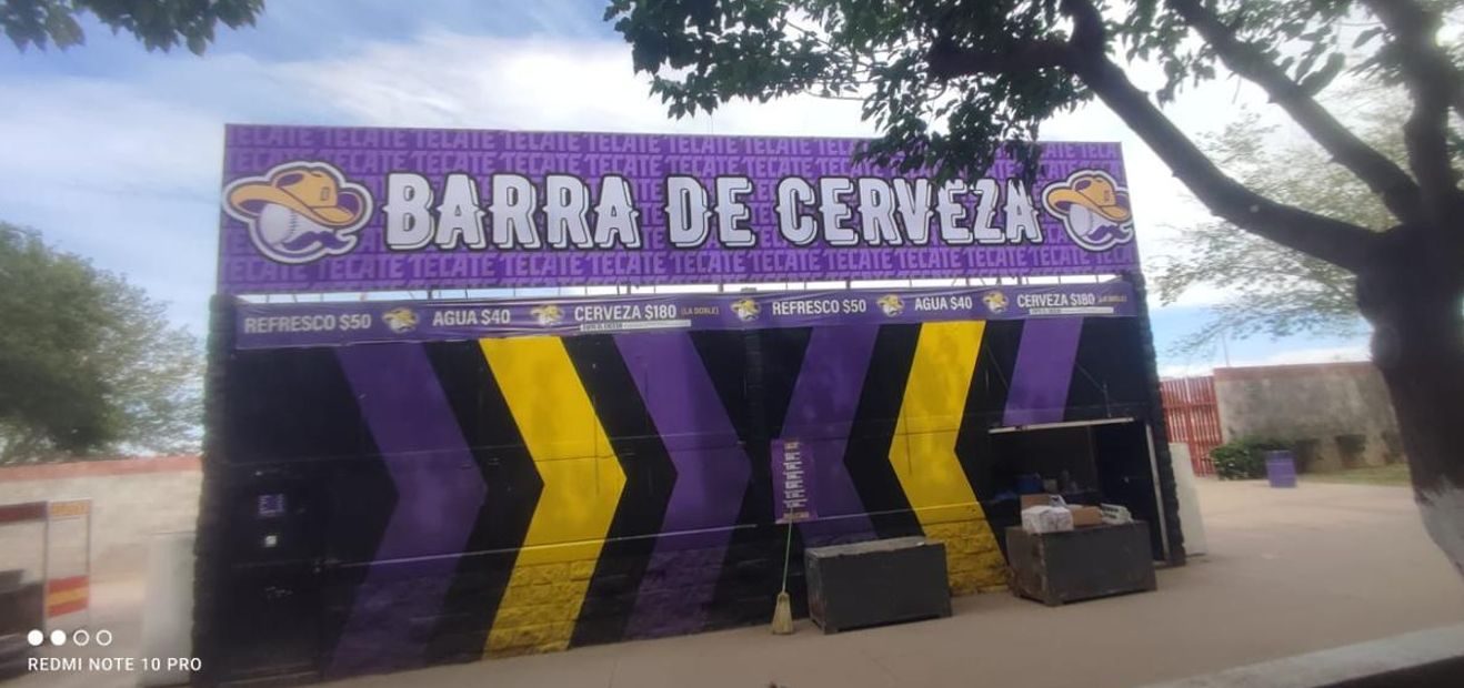 Zona de circulación y accesos con gráficos publicitarios Tecate