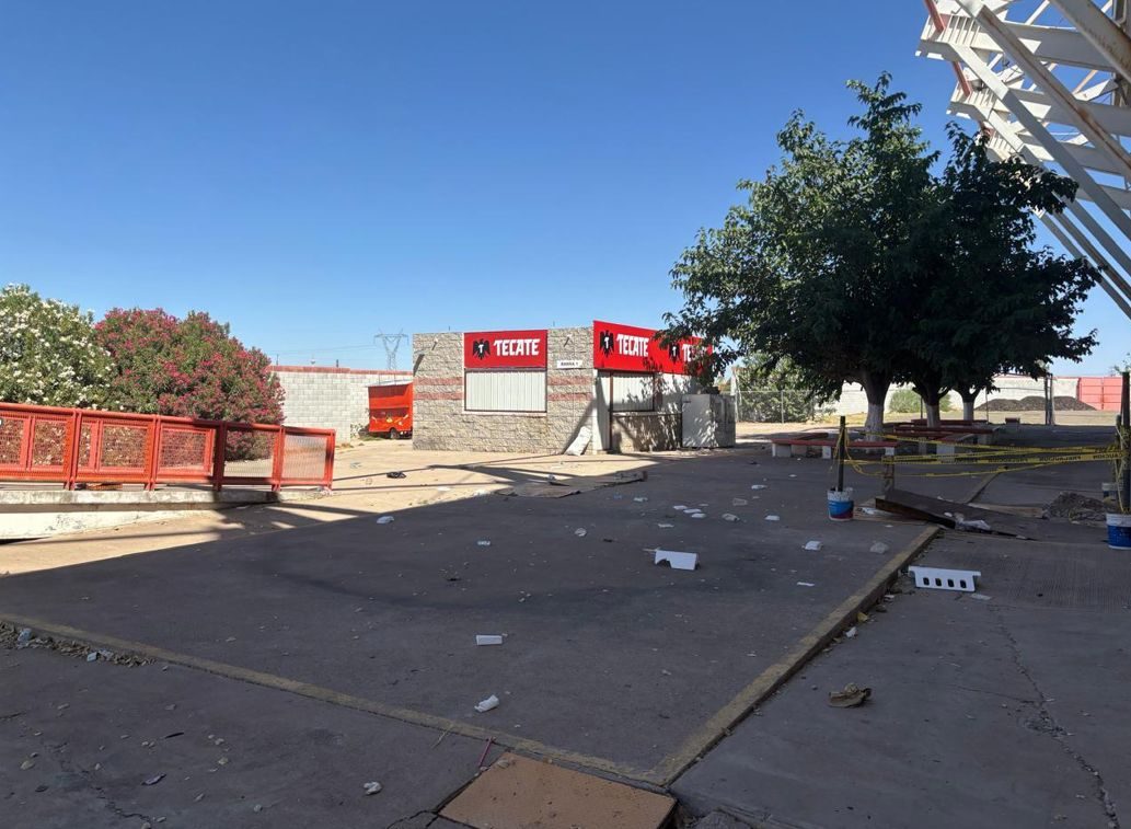 Barandales rotulados con imagen de marca en zona de circulación del estadio