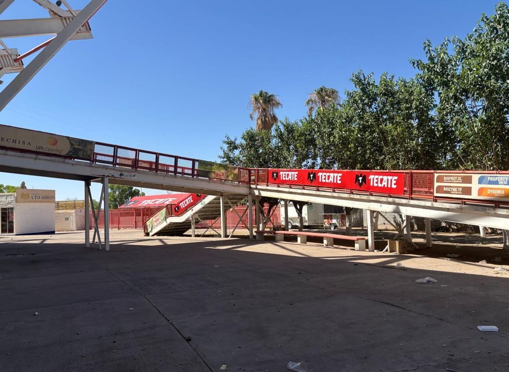 Barra de cerveza Tecate rotulada e instalada por VYN Servicios en estadio