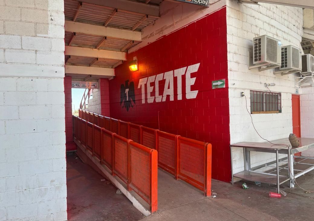 Acceso de estadio con gráficos de gran formato Tecate