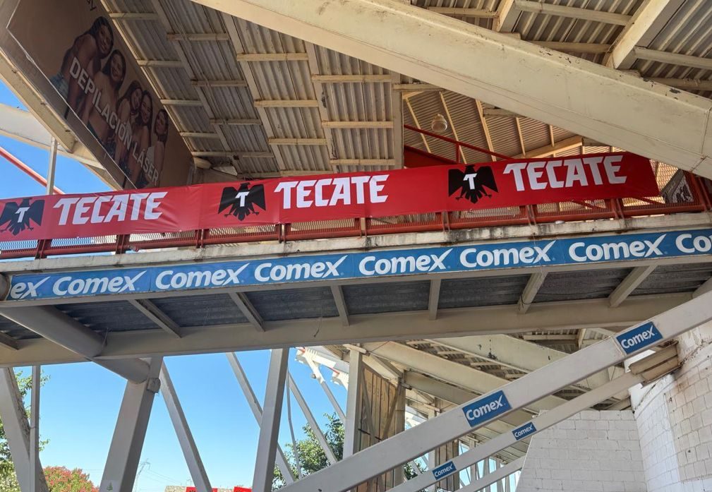 Zona de circulación de estadio rotulada integralmente por VYN Servicios
