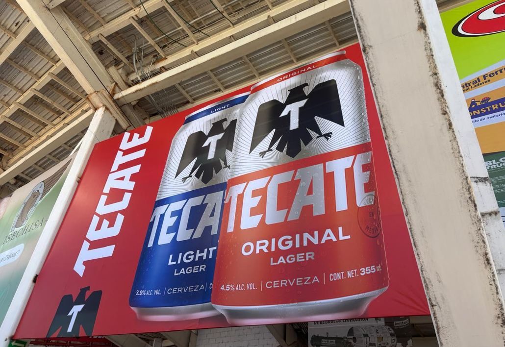 Piso y escaleras rotulados con imagen de marca Tecate