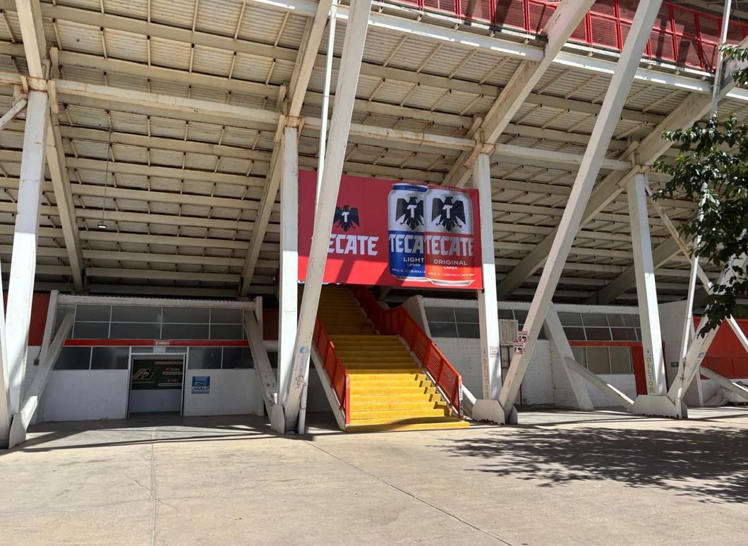 Rotulación de muros y accesos en estadio Algodoneros de Delicias