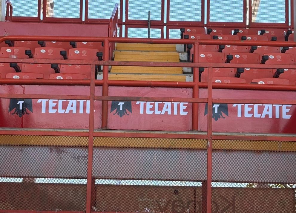 Barandales y pasillos con imagen Tecate en instalación deportiva