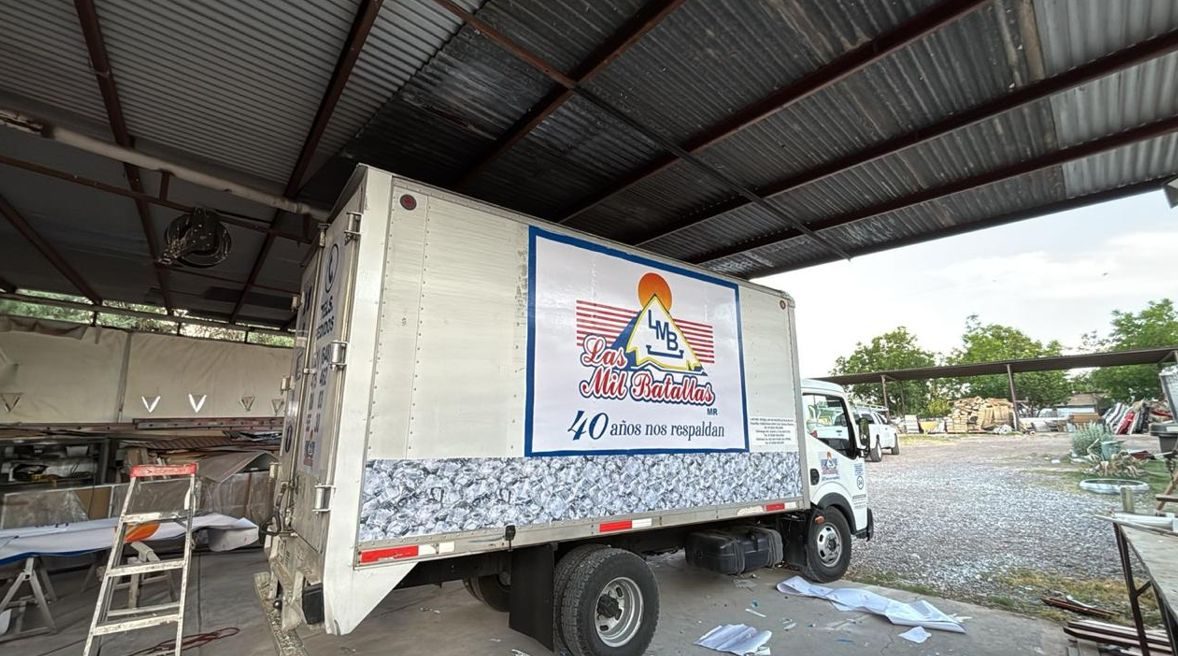 Proceso de rotulación vehicular en taller de Grupo VYN Servicios