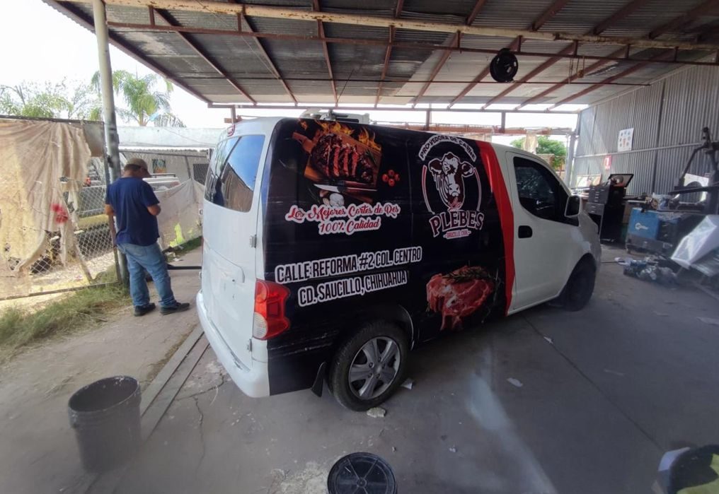 Cuadrilla de VYN Servicios rotulando unidad vehicular en taller
