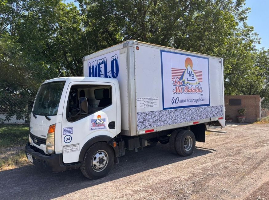Vehículo institucional con gráficos promocionales instalados por VYN Servicios