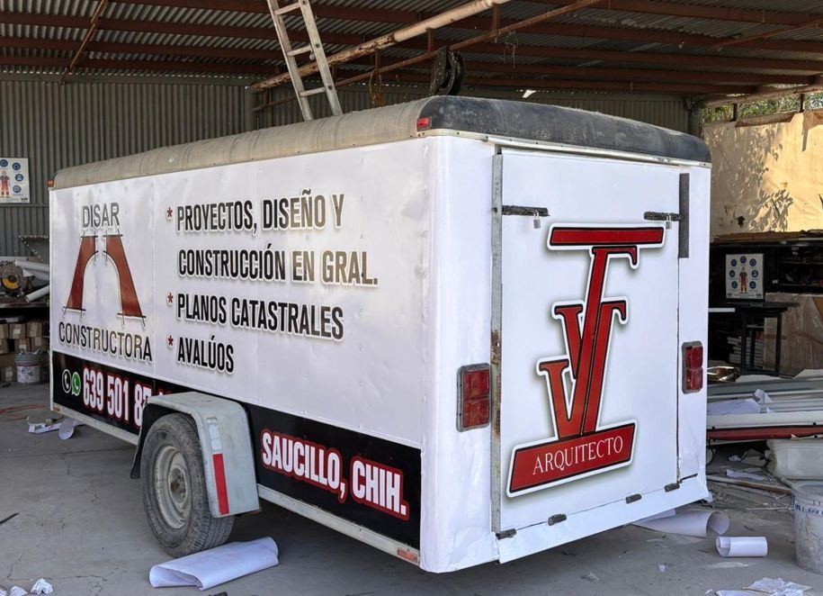 Unidad comercial con rotulación parcial adaptada a su carrocería