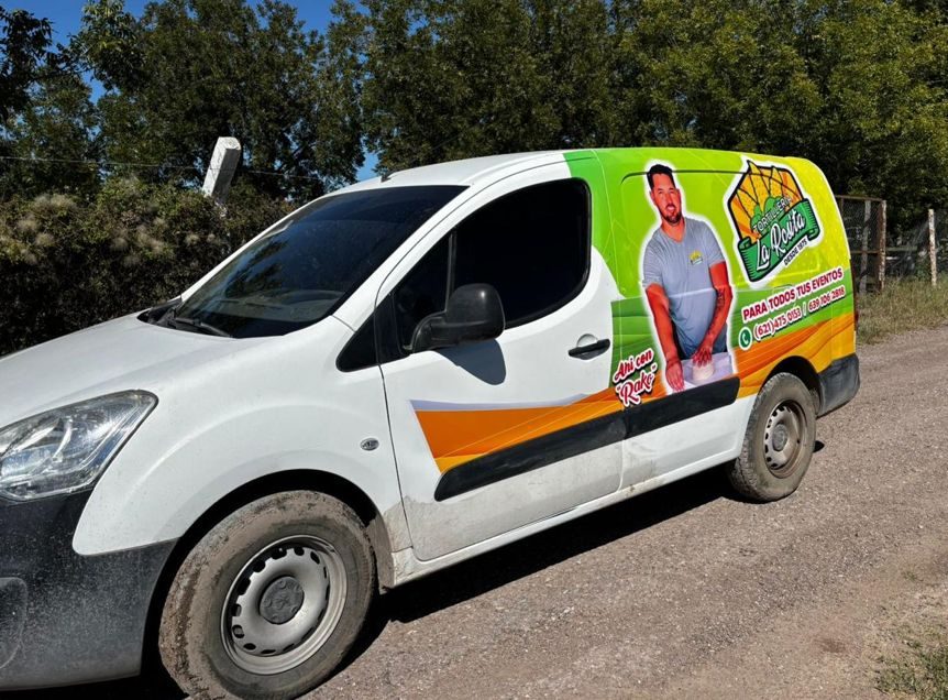 Camión de reparto con imagen corporativa rotulada por VYN Servicios