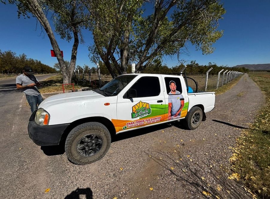 Flotilla de unidades comerciales rotuladas con imagen uniforme
