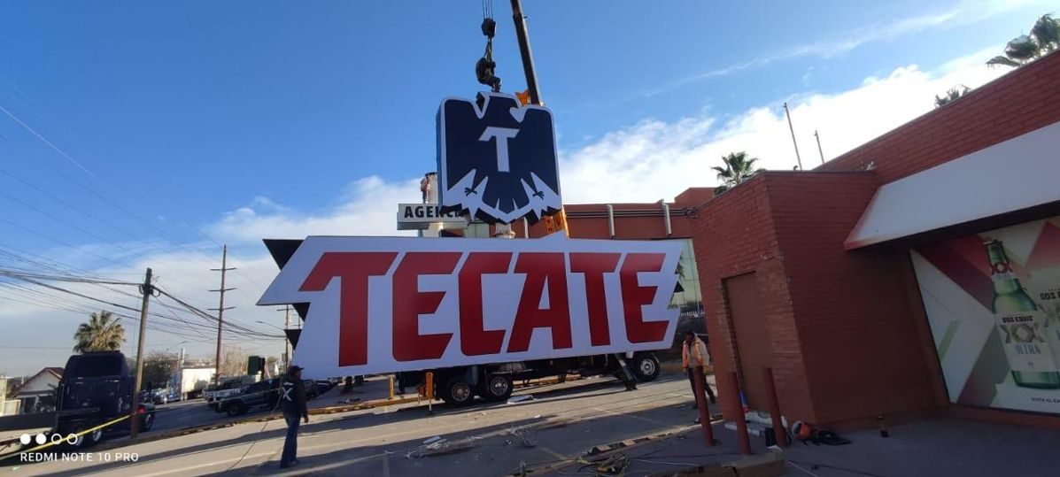 Espectacular publicitario Tecate fabricado e instalado en altura